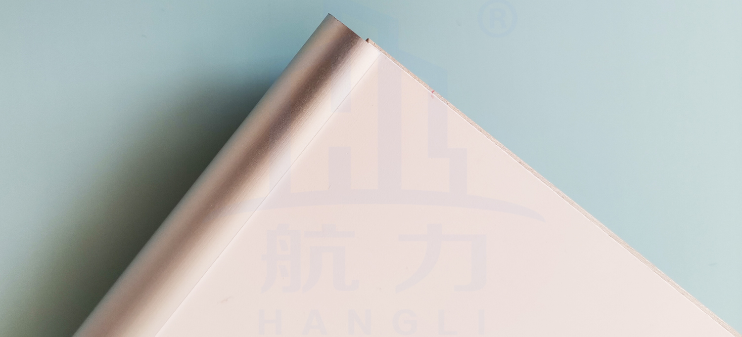 以石英纖維防火板為基材；  ●綠色環(huán)保，無甲醛、無石棉；  ●A級(jí)阻燃，防火、防潮；  ●堅(jiān)固耐用，超長(zhǎng)壽命；  ●質(zhì)輕高強(qiáng)、隔音隔熱；  ●裝配式安裝，省時(shí)、省力、經(jīng)濟(jì)；  ●表面涂層使用納米無機(jī)涂料，抗菌、防腐、防蛀、易清潔；